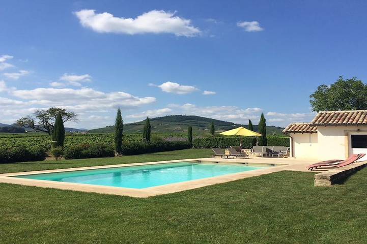 Gîte pour 8 personnes, avec Terrasse ainsi que Jardin et Piscine à Charentay