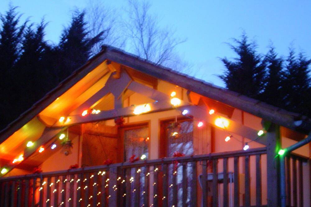 Chalet ***  bord du lac barque, piscine, animaux, lits faits, jardin clos, calme in Saint-Gérons, Région d'Aurillac