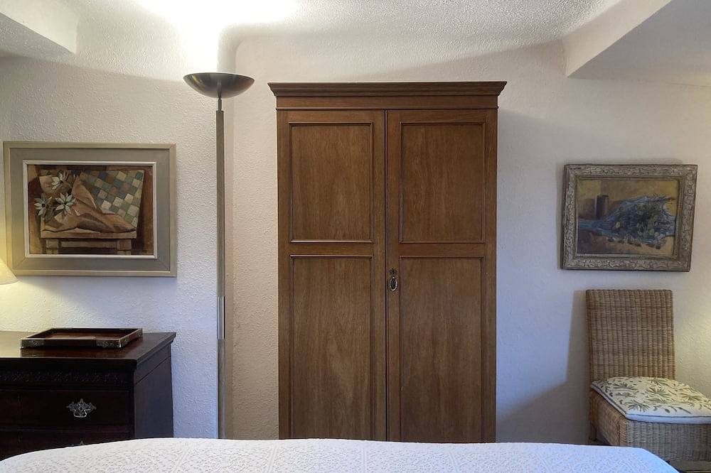 Stone village house with stunning views of old St. Siffret, near Uzes in Saint-Siffret, Nimes en omgeving