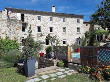 Gîte pour 4 personnes, avec piscine et jardin ainsi que bassin pour enfant et vue à Les Assions