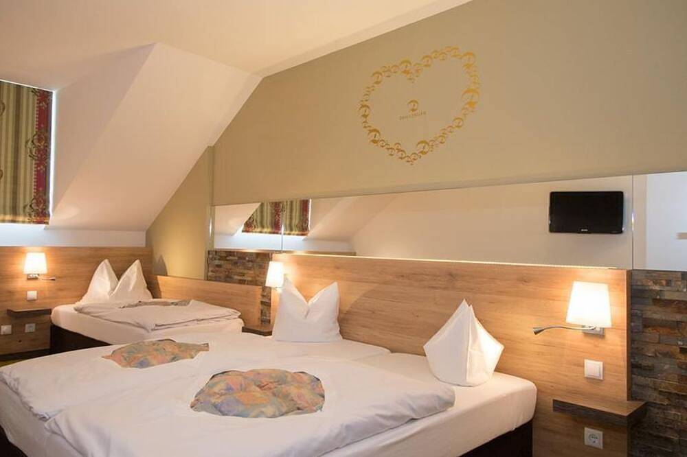 Doppelzimmer mit Dusche, Wc - Hotel Dollinger in Innsbruck, Innsbruck Land