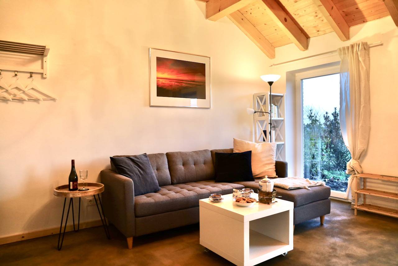 Ganze Ferienwohnung, Sömmertied, Exklusive 4-Sterne-Fewo von 2024, Sonnenterrasse, eigener Zugang zur 150 m entfernten Nordsee in Ostbense, Neuharlingersiel