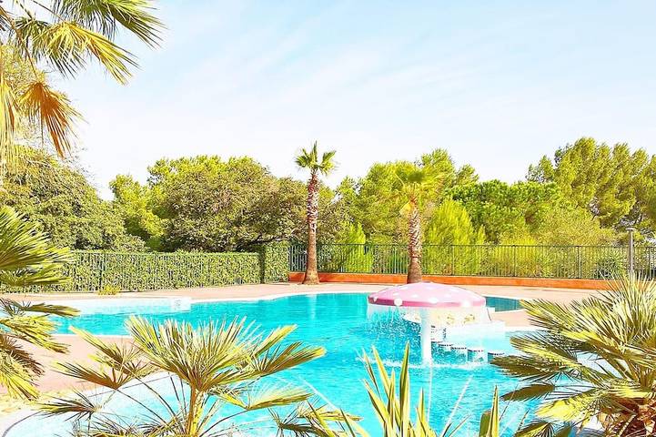 Gîte pour 4 personnes, avec terrasse et piscine, animaux acceptés