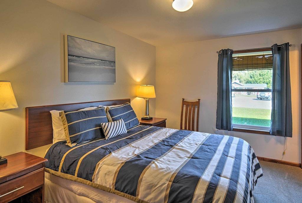 St. Ignace Cottage mit Deck und Strand am Lake Huron! in St. Ignace, Mackinac County