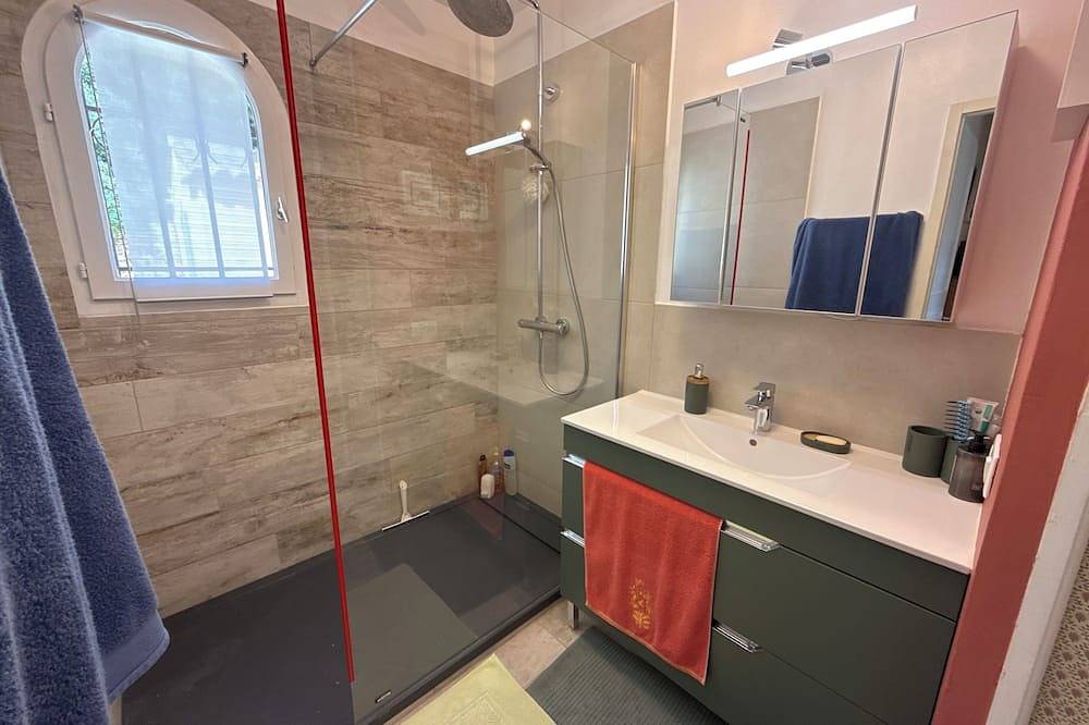Aix en Provence, near, beautiful country house 200 m2 with independent studio and swimming pool in Ventabren, Mittelmeerküste (Frankreich)