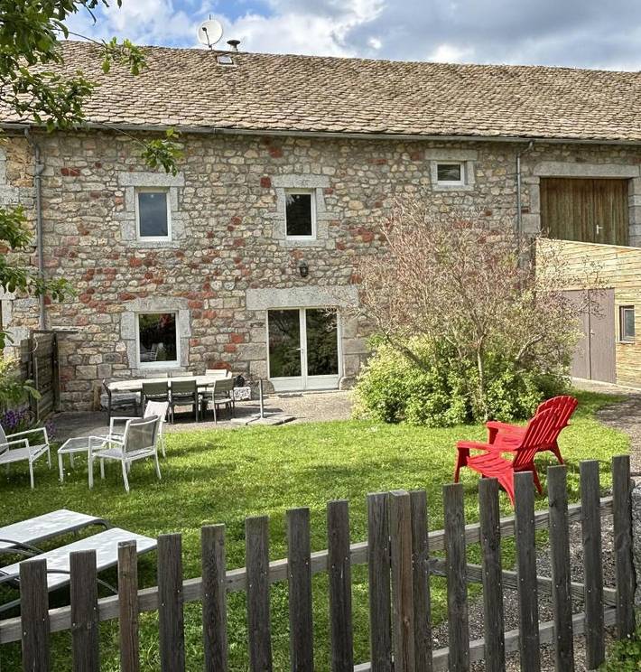Location de vacances pour 8 personnes, avec Terrasse ainsi que Jardin et Vue à Saint-Alban-sur-Limagnole