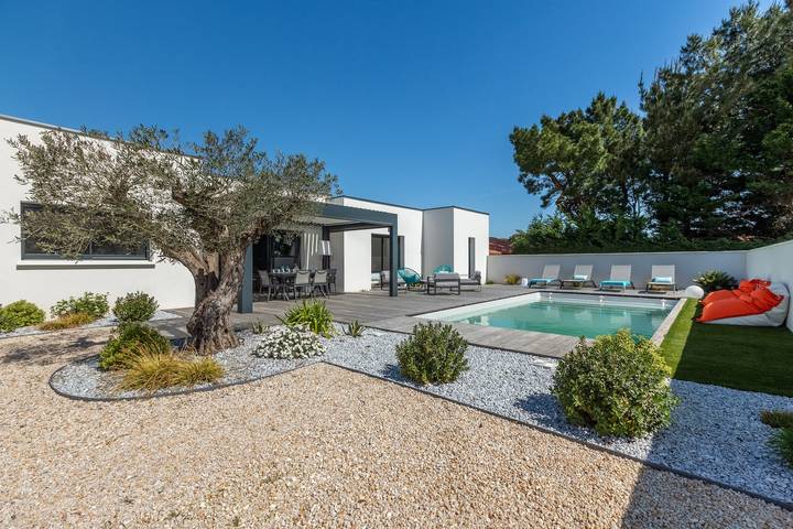 Location de vacances pour 6 personnes, avec Terrasse ainsi que Jardin et Piscine dans Courlay Sur Mer