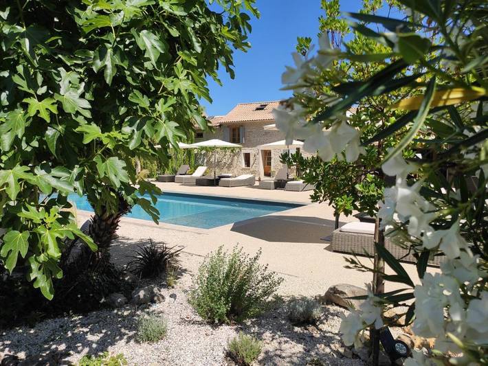 Location de vacances pour 2 personnes, avec Terrasse et Jacuzzi ainsi que Jardin et Piscine à La Baume-de-Transit