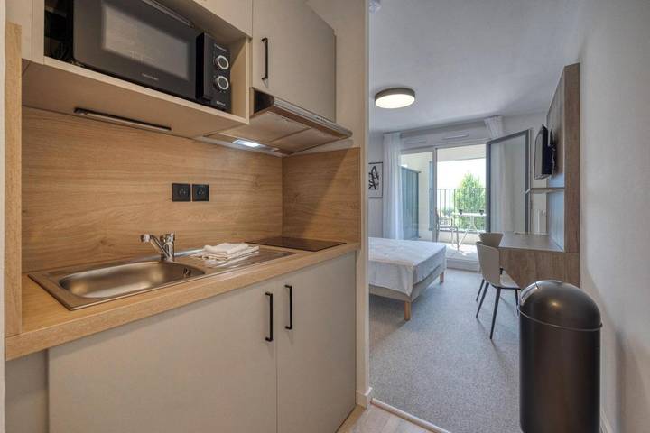 Location de vacances pour 2 personnes, avec terrasse dans Esplanade du Lac ( Aix-les-Bains) - 3