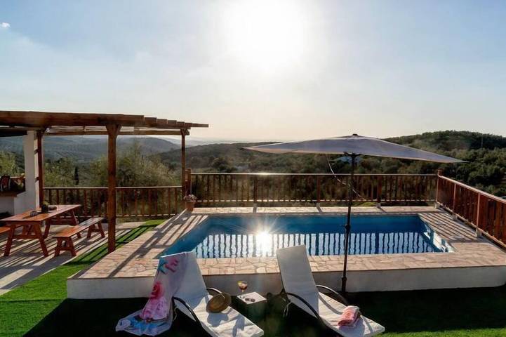 Casa rural para 4 personas, con terraza además de balcón/terraza y piscina en Rute