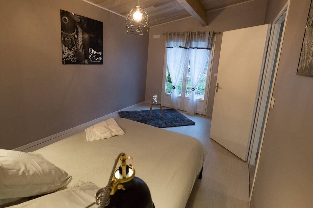 Belle maison en pierres dans un grand parc, piscine chauffée, calme assuré in Bruniquel, Tarn-et-Garonne
