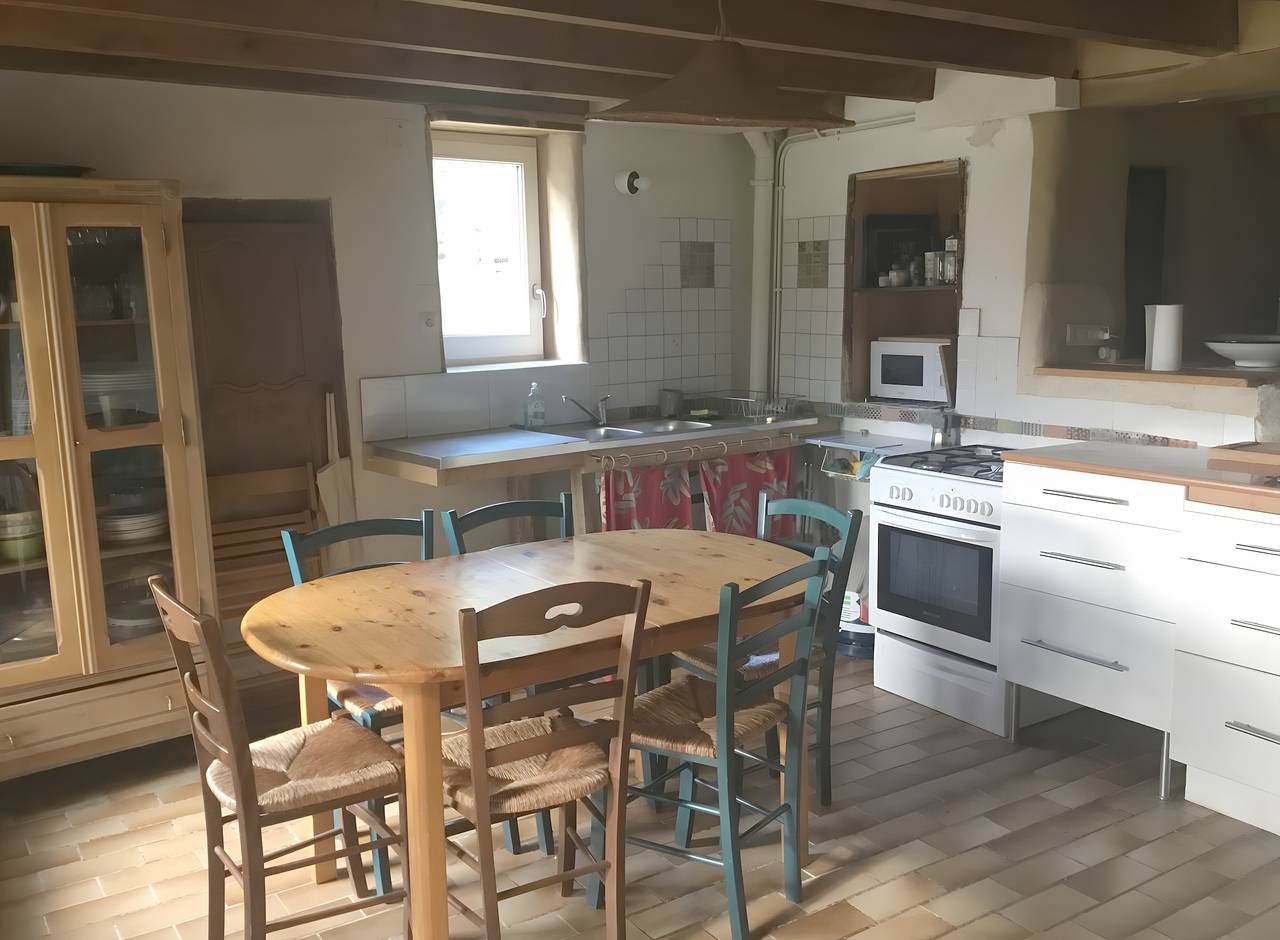 Casa de madera y tapial, sencilla pero cómoda, muy tranquila y con vistas preciosas in Beurières, Región de Ambert