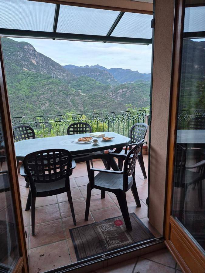 Location de vacances pour 6 personnes, avec vue et jardin à Tournefort