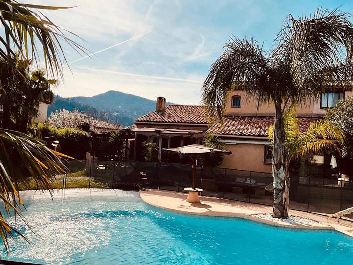 Appartement de vacances pour 4 personnes, avec jardin et piscine, animaux acceptés