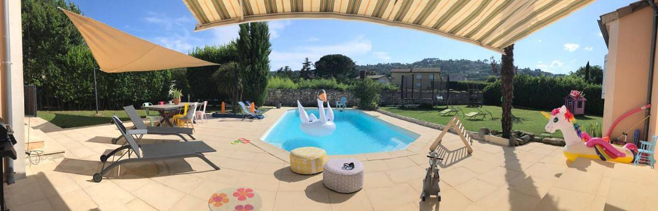 Location de vacances pour 14 personnes, avec jardin ainsi que piscine et vue à Ucel