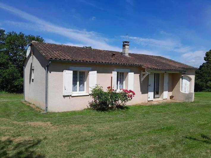 Location de vacances pour 6 personnes, avec jardin et piscine à Bussac