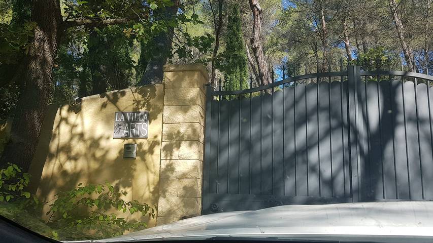 Location de vacances pour 10 personnes, avec terrasse ainsi que jardin et piscine à Rognes