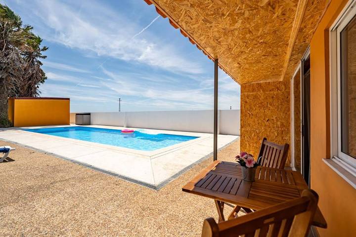 Gîte pour 2 personnes, avec jardin ainsi que terrasse et piscine dans Angeiras - 2