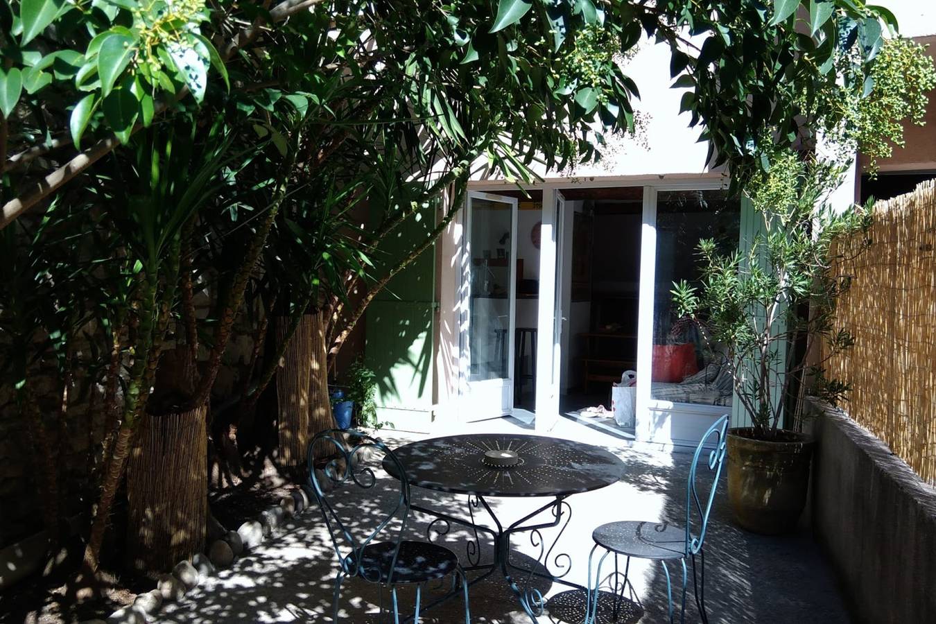 Estudio entero, Studio of 24m² with small patio in Aviñón, Vaucluse