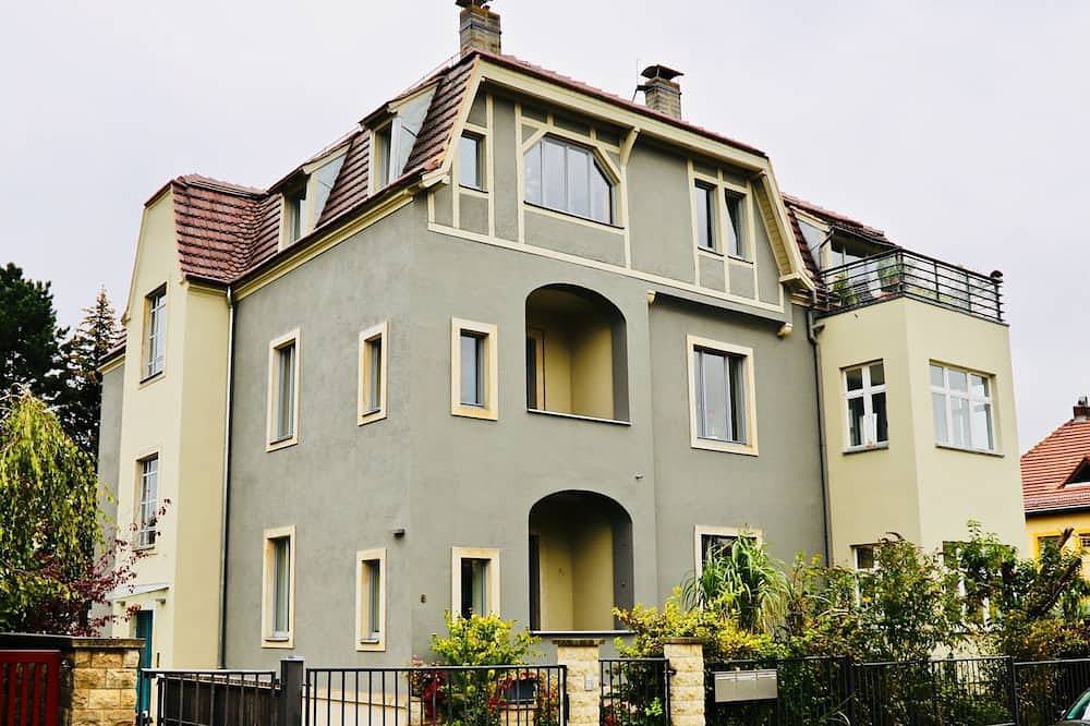 Apartamento entero, Spacious 200 sqm apartment in villa with garden and Wifi in wonderful Dresden in Loschwitz, Dresde