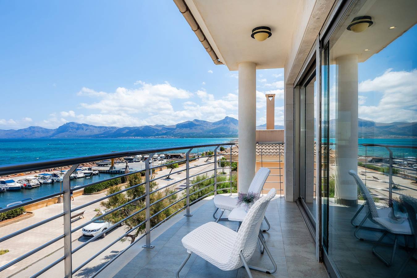 Villa 'Bohemi' direkt am Meer, Wlan und Klimaanlage in den Schlafzimmern in Playa Son Serra de Marina, Santa Margalida