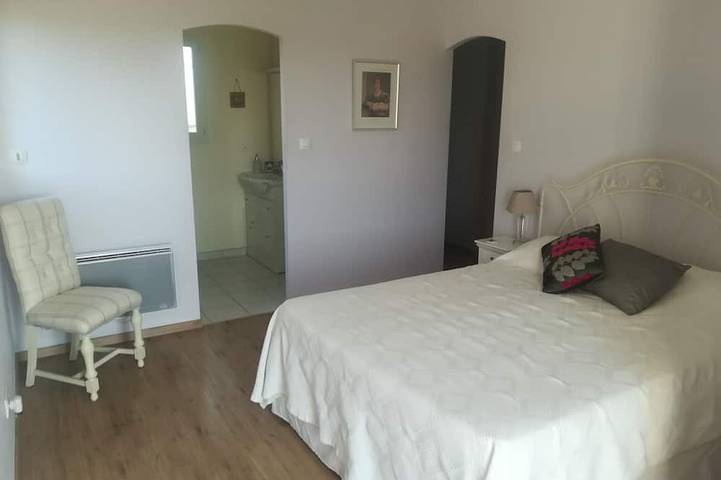 Villa met een prachtig uitzicht, verwarmd zwembad en snelle WiFi in Bezolles, Gers