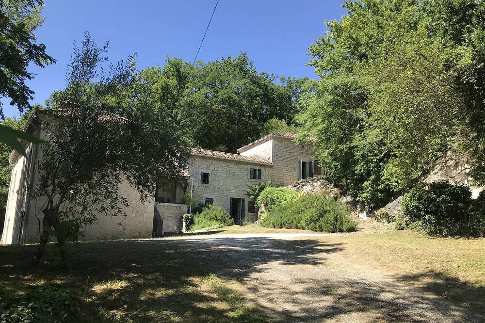 Maison de campagne restaurée avec piscine et superbe vue in Fauroux, Quercy