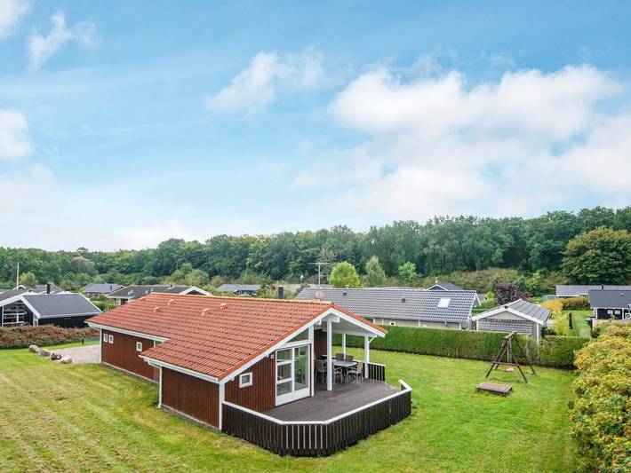 Ferienhaus für 8 Personen, mit Whirlpool und Terrasse sowie Garten und Sauna in Pøt Strandby