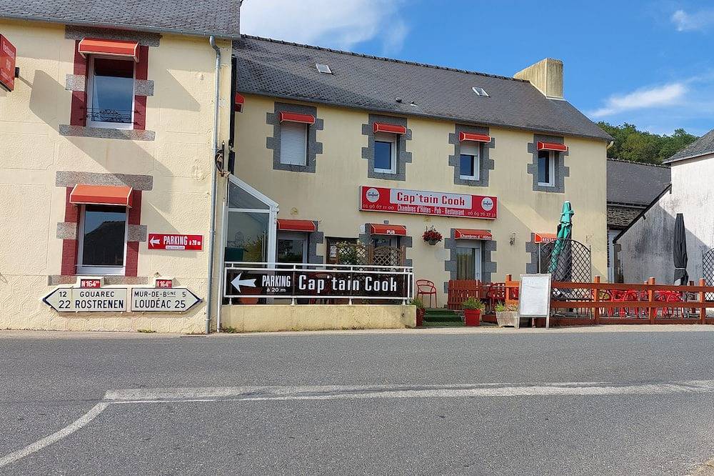 In Guerlédan, B&B near the lake and cycle path in Mûr-de-Bretagne, Región de Guingamp