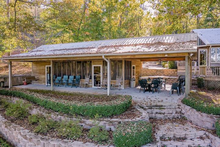 Vacation rental for 12 people, with terrace in Lewis Smith Lake