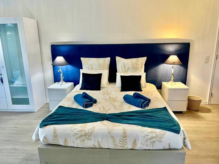 Chambre d’hôte pour 2 personnes, avec piscine ainsi que vue et jardin dans Caloura