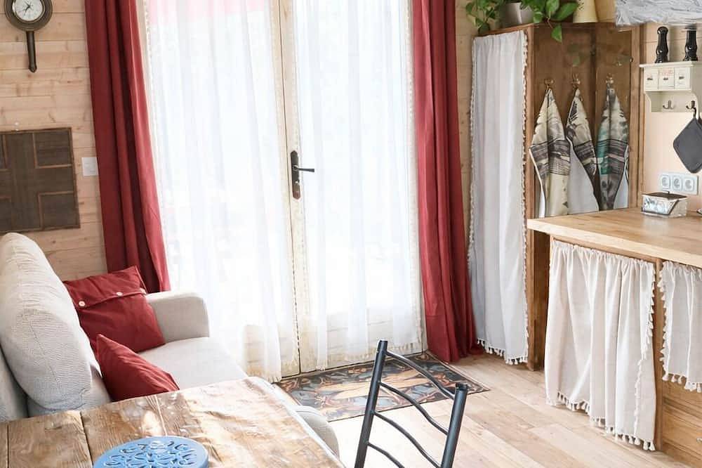La Libellule,  roulotte avec spa privé en campagne in Lurcy-Lévis, Allier