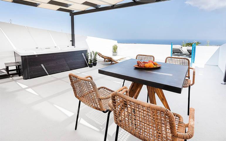 Gîte pour 2 personnes, avec Vue sur l’océan et Balcon/Terrasse ainsi que Jacuzzi et Vue à Thera
