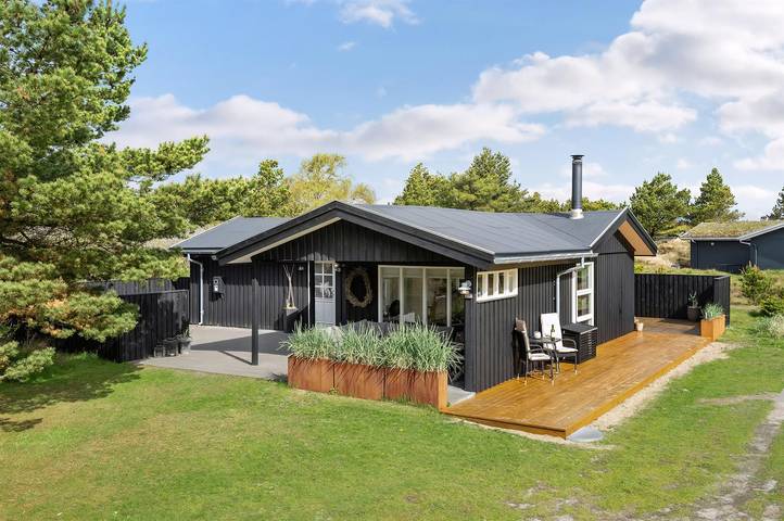 Feriehus for 6 personer, med Terrasse og Jacuzzi i tillegg til Sauna i Blåvand