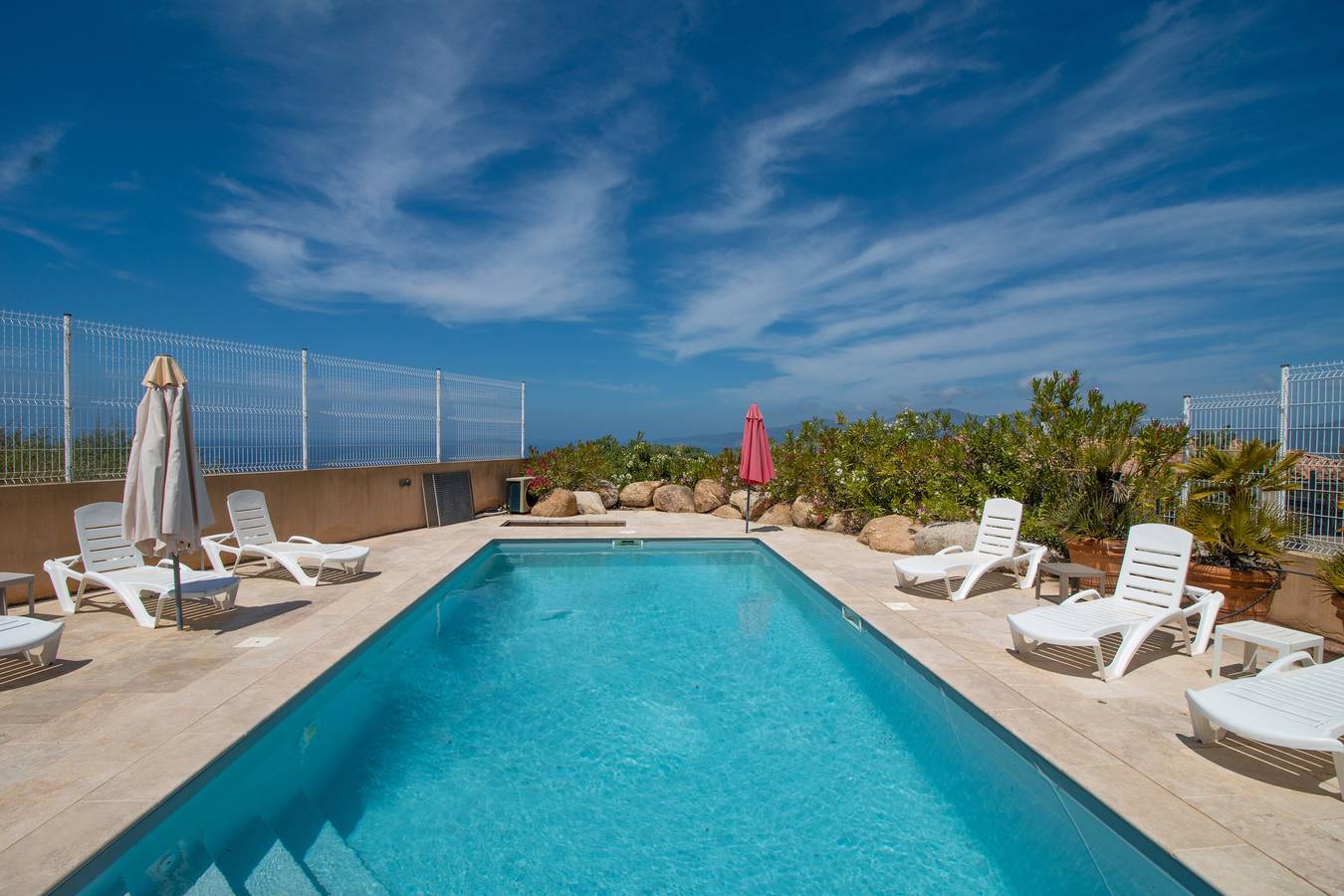 Entire apartment, Apartment 'Bel Neuf, Climatisé' with Sea View, Shared Pool and Wi-Fi in Albitreccia, Ajaccio region