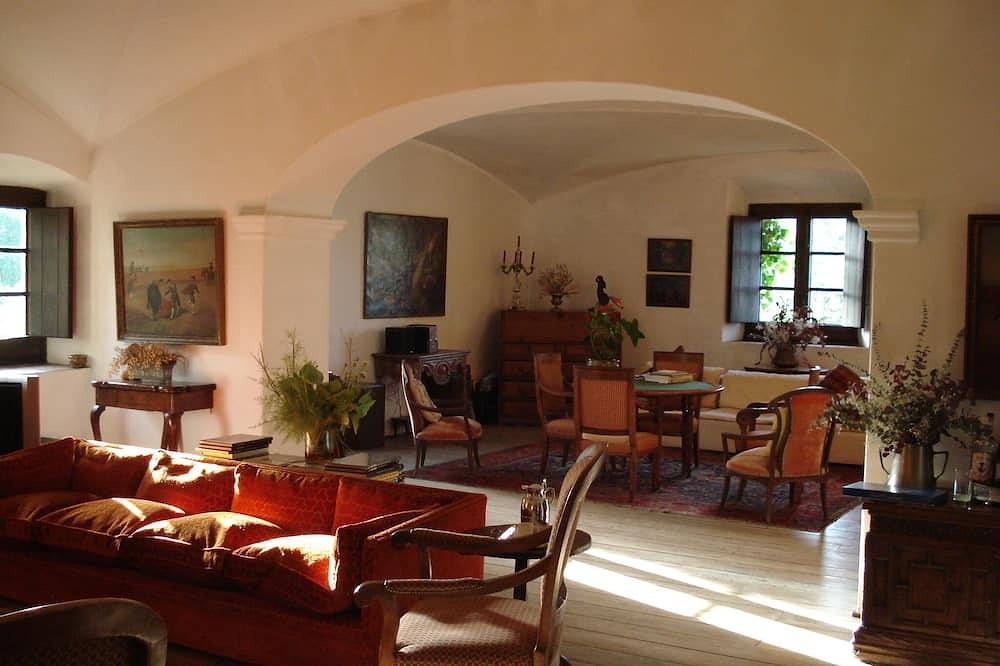 Befestigtes Bauernhaus aus dem 14. Jahrhundert. in Forallac, Costa Brava