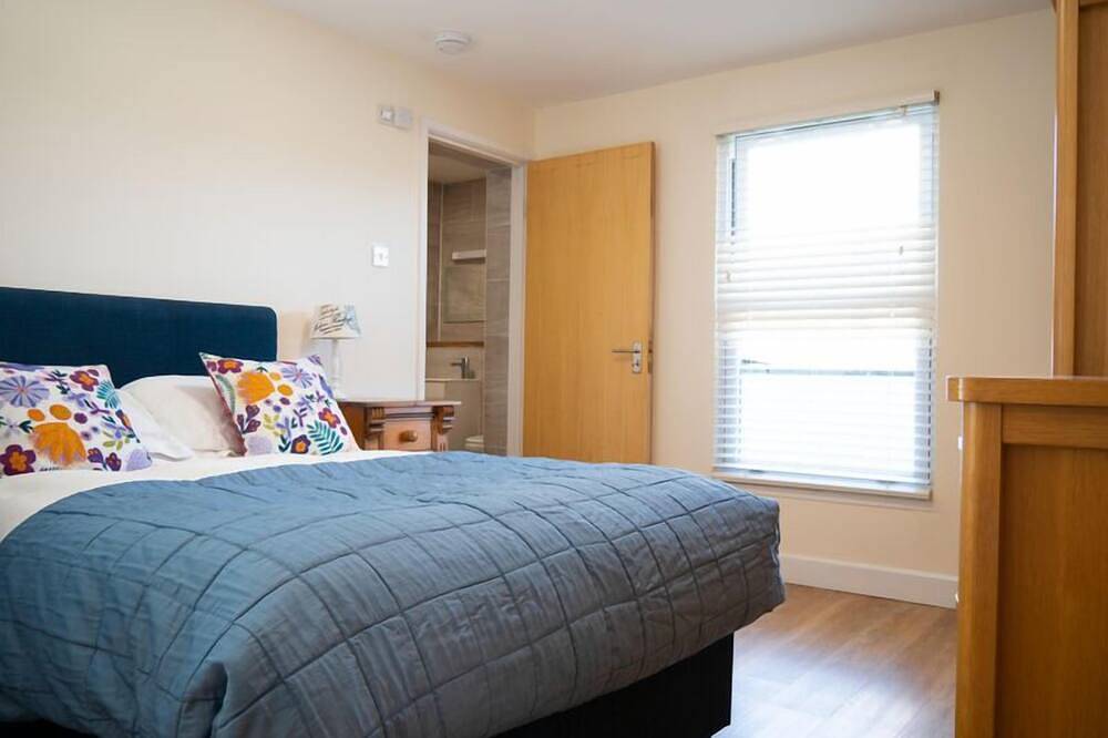 Hel lejlighed, Ground-Floor Apartment in Quiet Coastal Location (Two-Bedrooms) in Guernsey