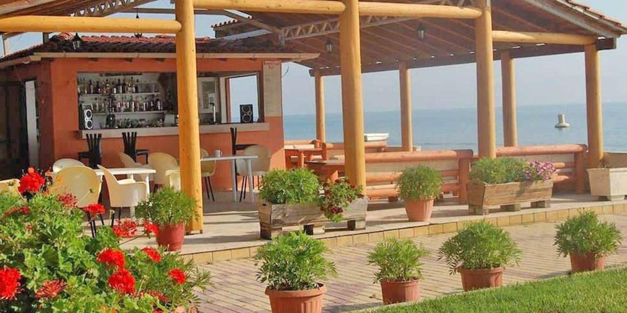 Seafront Apartments in Kavos, Corfou