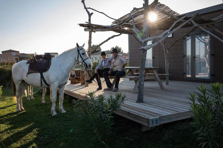 Lodge pour 6 personnes, avec Balcon et Terrasse ainsi que Jardin et Bassin pour enfant en Camargue