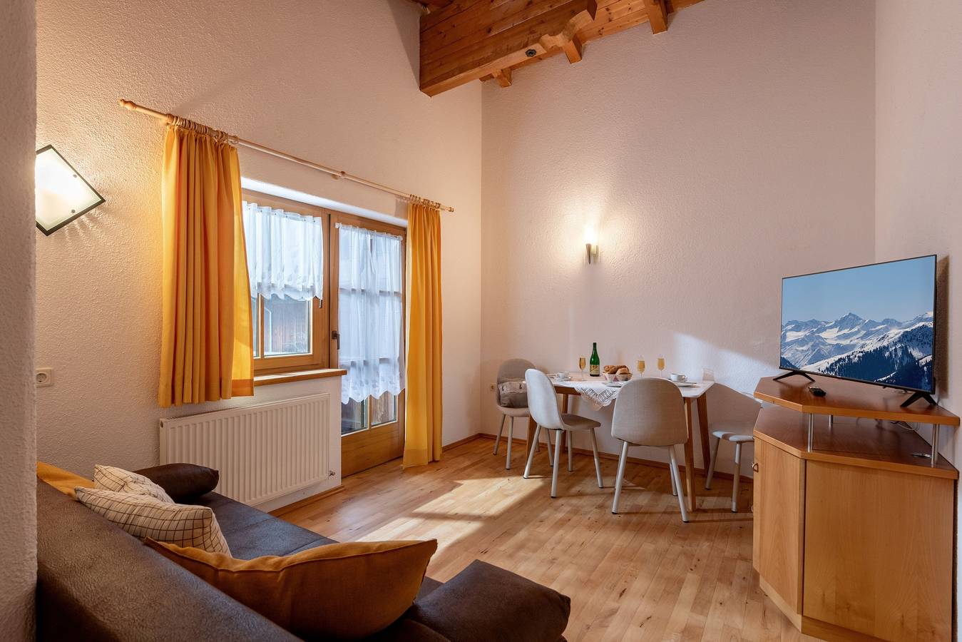 Ganze Wohnung, Apartment 'Lisa' mit Bergblick, Balkon und Wlan in Tuxer Alpen, Fügen
