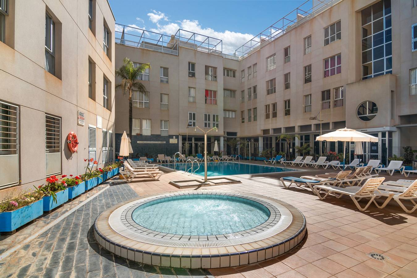 Apartamento entero, Vacaciones 'S Q Playa De Sardina' con vistas a la montaña, piscina compartida y Wi-Fi in Sardina del Norte, Gran Canaria Norte