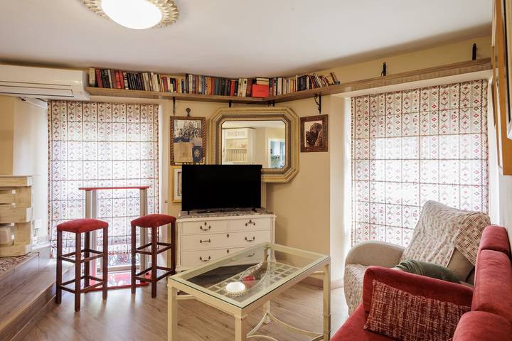 Entire apartment, 'Trajano Casco Antiguo' Apartment with Wi-Fi and Air Conditioning in Casco Antiguo, Sevilla