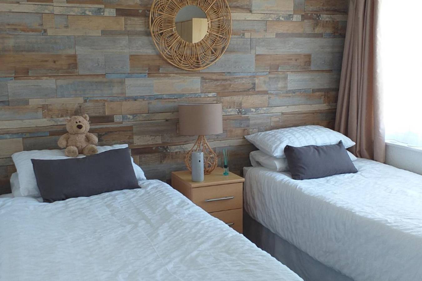 2 Bed Chalet Sleeps 4- Parking, Garden, Near Beach in Hemsby, Great Yarmouth