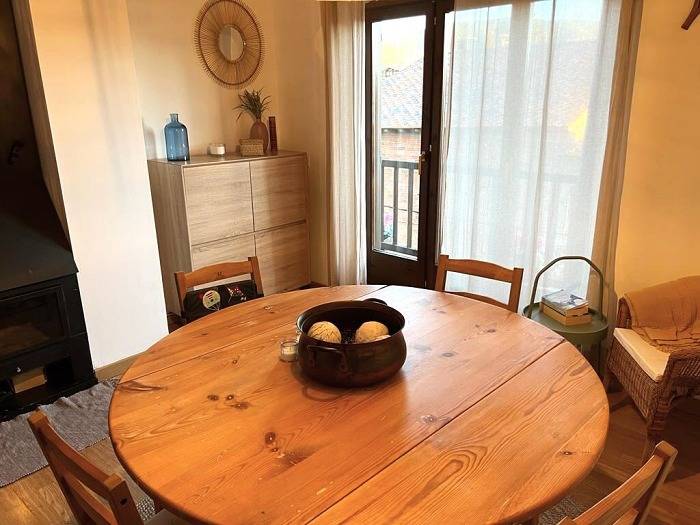 Apartamento vacacional entero, Duplex 6 Pax. con Buhardilla, Chimenea y Balcón in Llivia, Parque Natural Regional de los Pirineos Catalanes