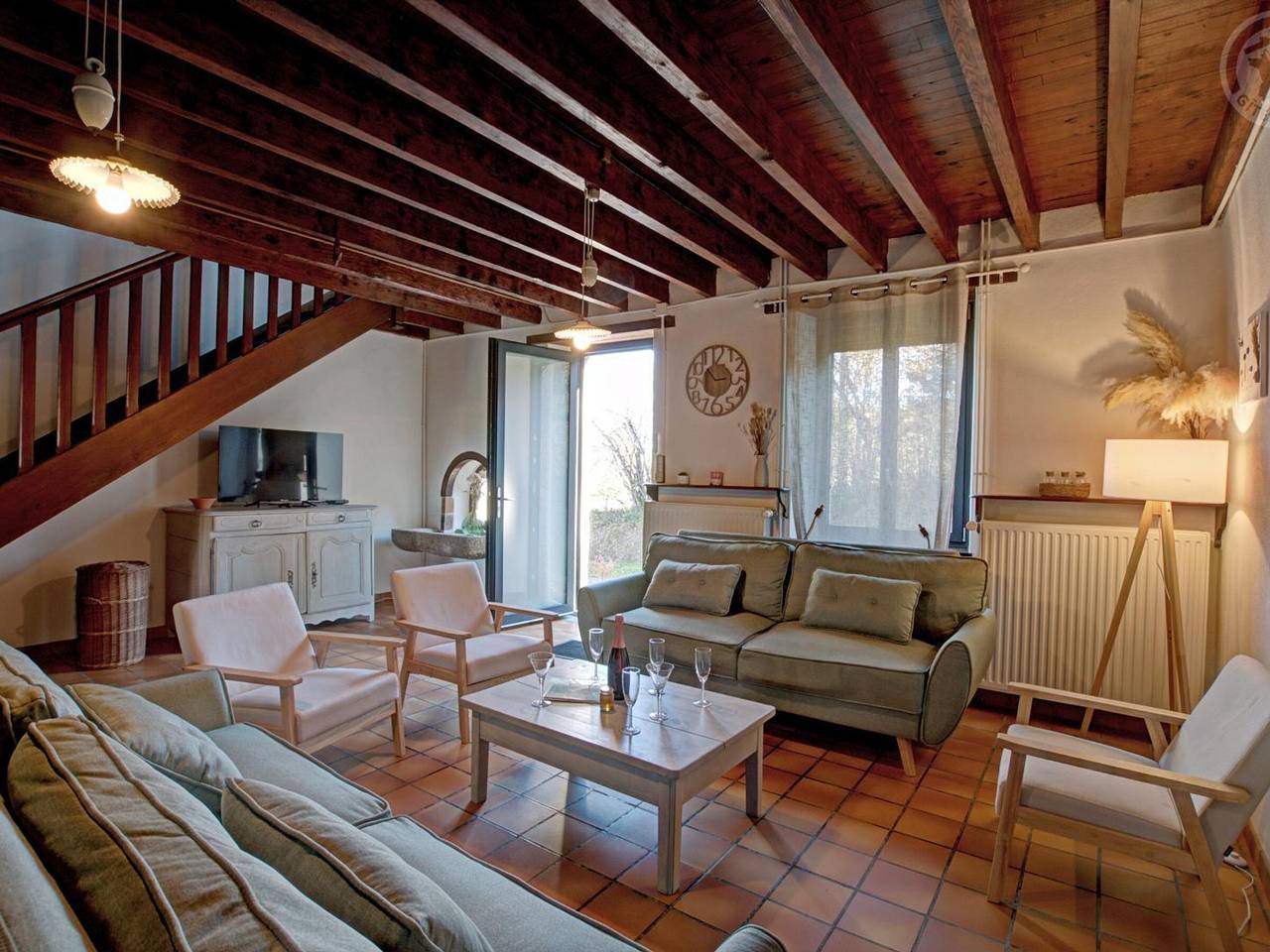 Charming cottage for 14 people with heated pool and wifi in Saint-Priest-la-Prugne, Roanne region