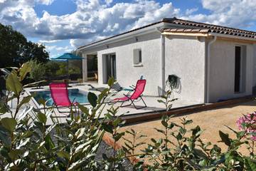 Cottage pour 4 personnes, avec terrasse et piscine à Balazuc