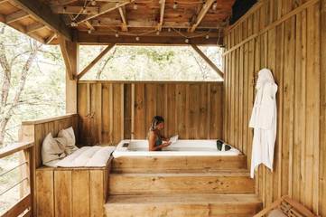 Cottage pour 4 personnes, avec jacuzzi ainsi que jardin et piscine à Talais