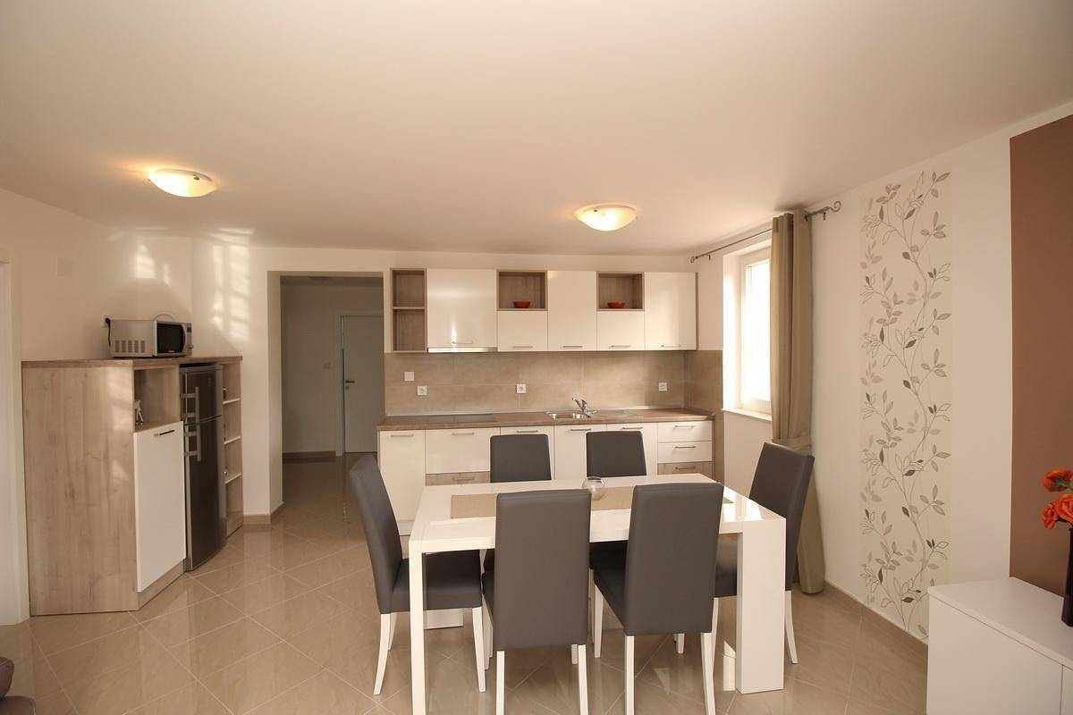 Apartamento vacacional entero, New modern furnished flat for 4 persons in a house with several flats and with pool in Baska, Krk (isla)