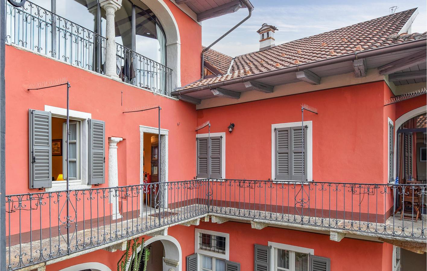 Ganze Ferienwohnung, Apartment am Pool mit Parkplatz, Garten- und Seeblick in Carcegna, Miasino Gemeinde
