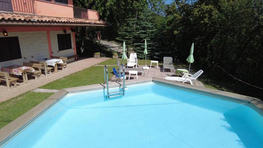 Gîte pour 2 personnes, avec vue ainsi que jardin et piscine, animaux acceptés à Montebello di Bertona